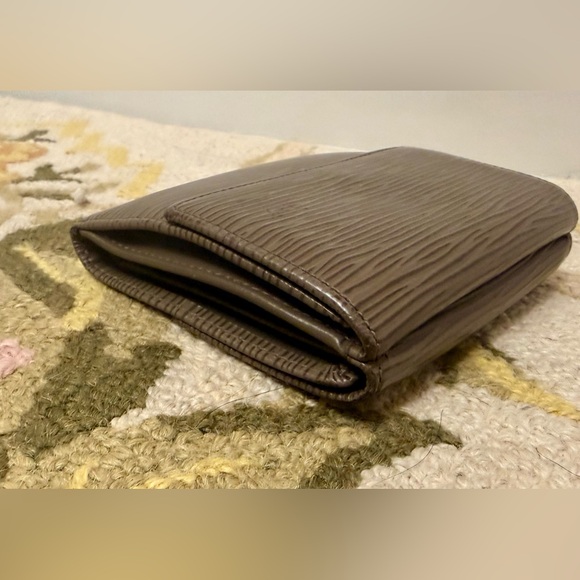 Unisex LOUIS VUITTON Vintage Epi-Leather Elise Tri-Fold Compact Wallet - Taupe - Picture 16 of 16